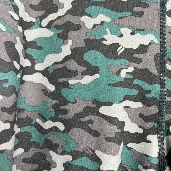 Fabletics Define PowerHold Mid-Rise Capri Teal Logo Camo 3X - Picture 5 of 7